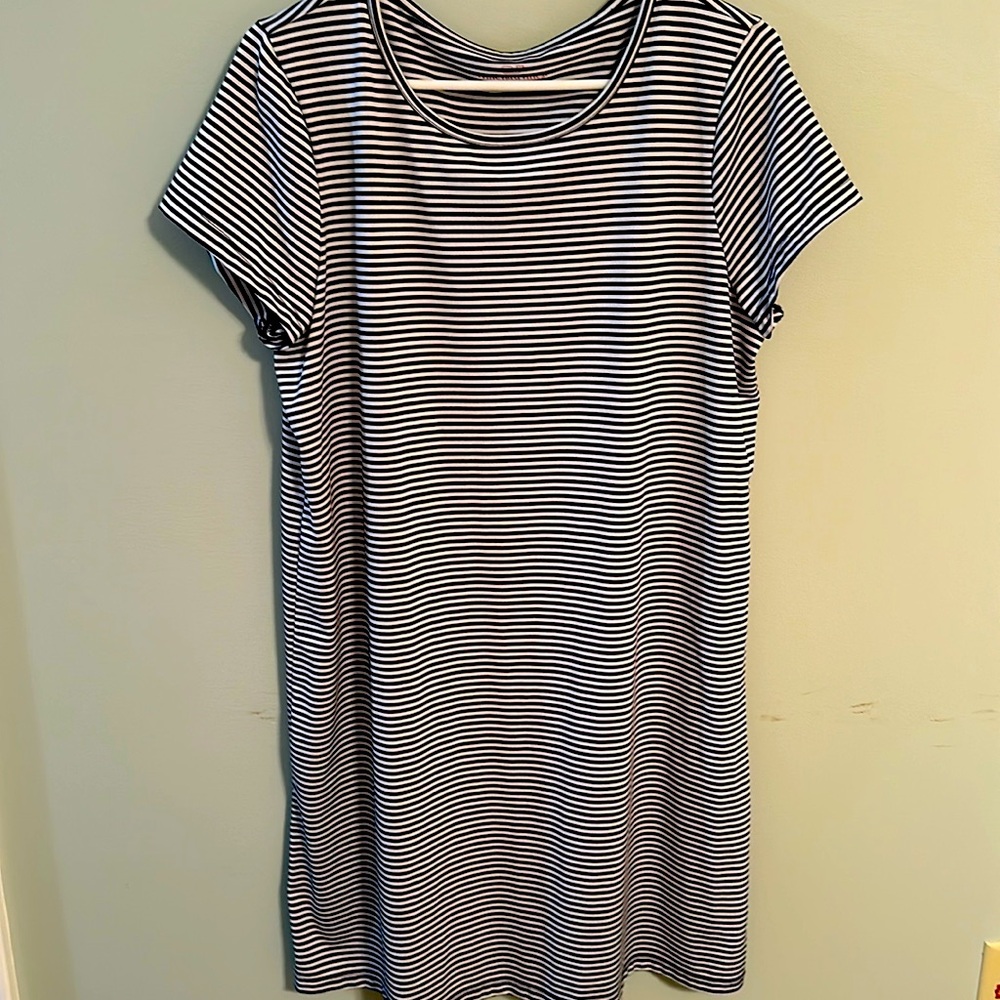 Vineyard Vines Performance T-Shirt Dress in size L.